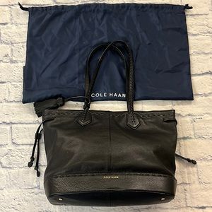 Cole Haan Alessa drawstring black pebbled leather with navy lining + dus…
